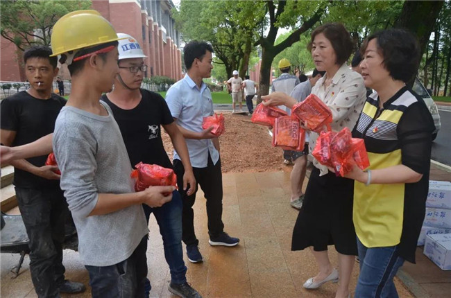 炎炎夏日送清涼，點滴關懷暖人心——城投集團各黨支部開展“送清涼”慰問一線員工活動