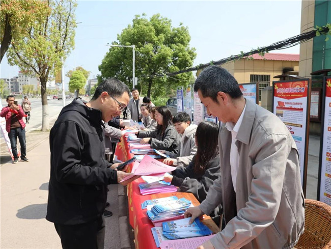 市城投集團組織開展普法宣傳黨員志愿服務活動