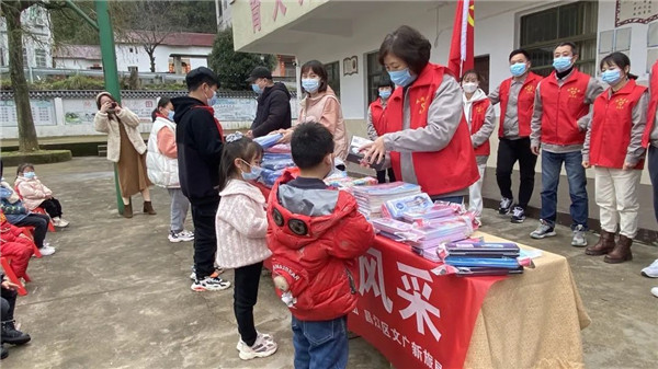 市城投集團開展“黨建引領學雷鋒，志愿服務展風采”送溫暖活動